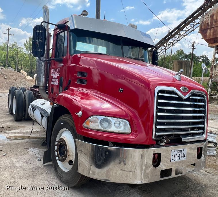 image for item MQ9813 2001 Mack CX613  semi truck