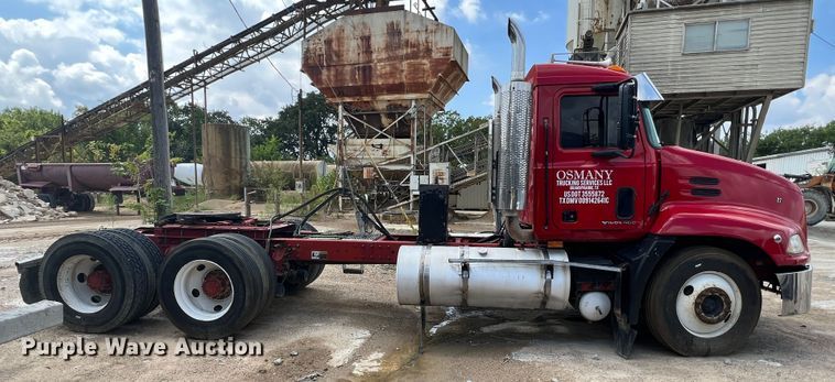 image for item MQ9813 2001 Mack CX613  semi truck