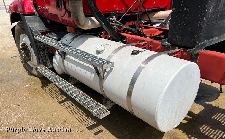 image for item MQ9813 2001 Mack CX613  semi truck