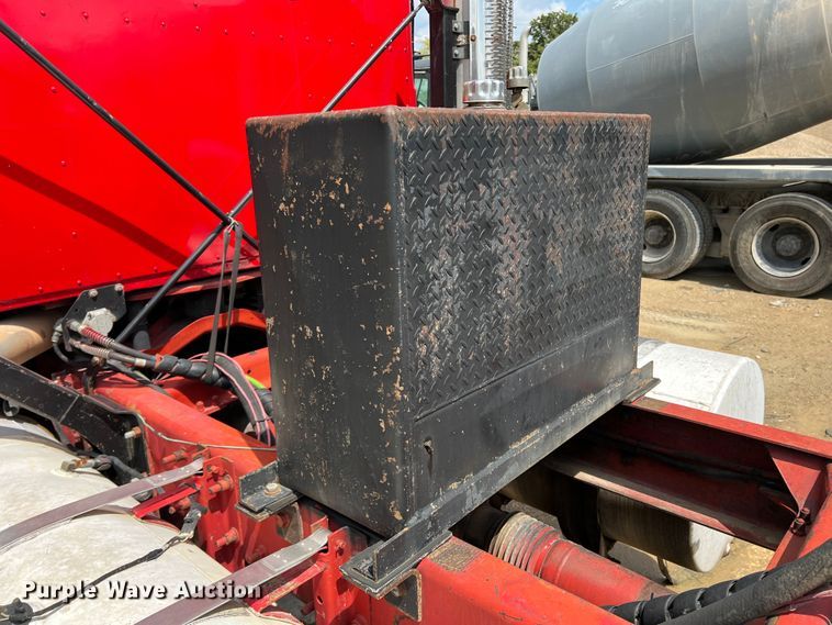 image for item MQ9813 2001 Mack CX613  semi truck