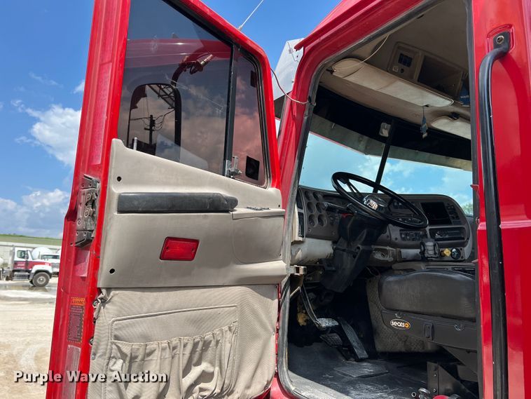 image for item MQ9813 2001 Mack CX613  semi truck