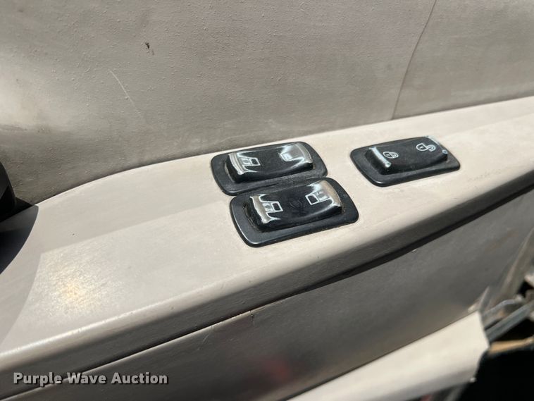 image for item MQ9813 2001 Mack CX613  semi truck