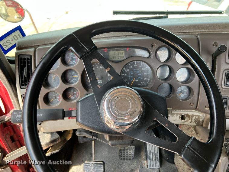 image for item MQ9813 2001 Mack CX613  semi truck