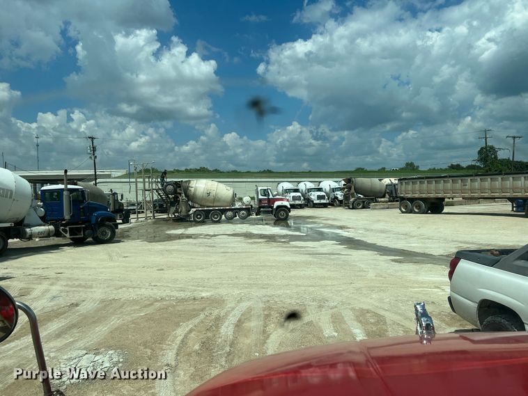 image for item MQ9813 2001 Mack CX613  semi truck