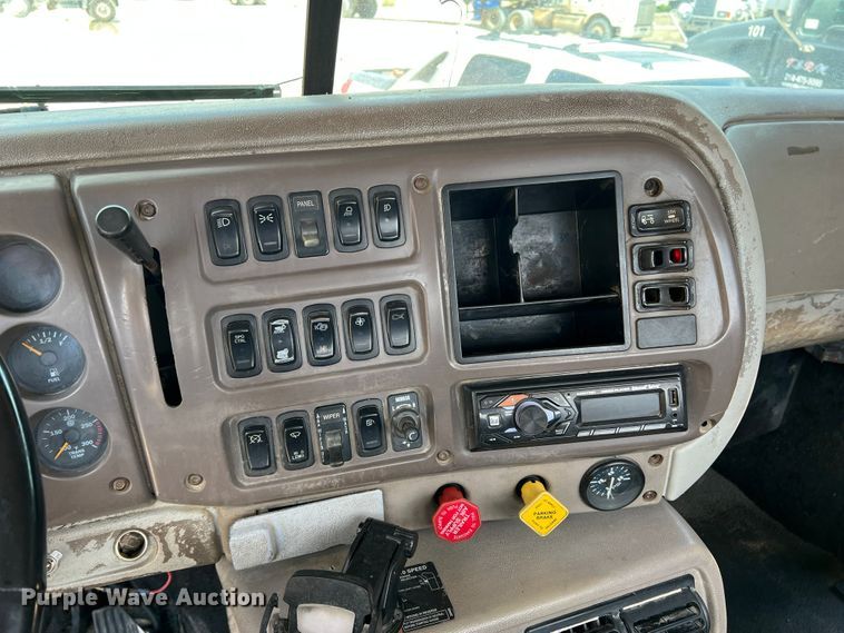 image for item MQ9813 2001 Mack CX613  semi truck