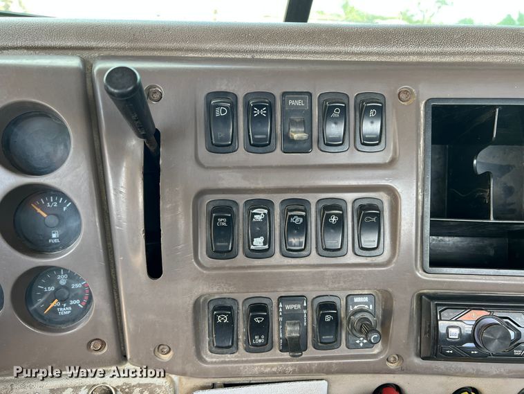 image for item MQ9813 2001 Mack CX613  semi truck