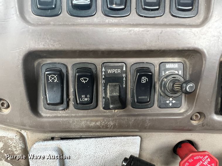 image for item MQ9813 2001 Mack CX613  semi truck