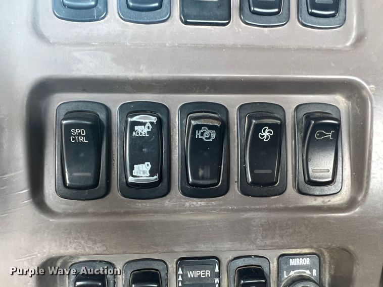 image for item MQ9813 2001 Mack CX613  semi truck