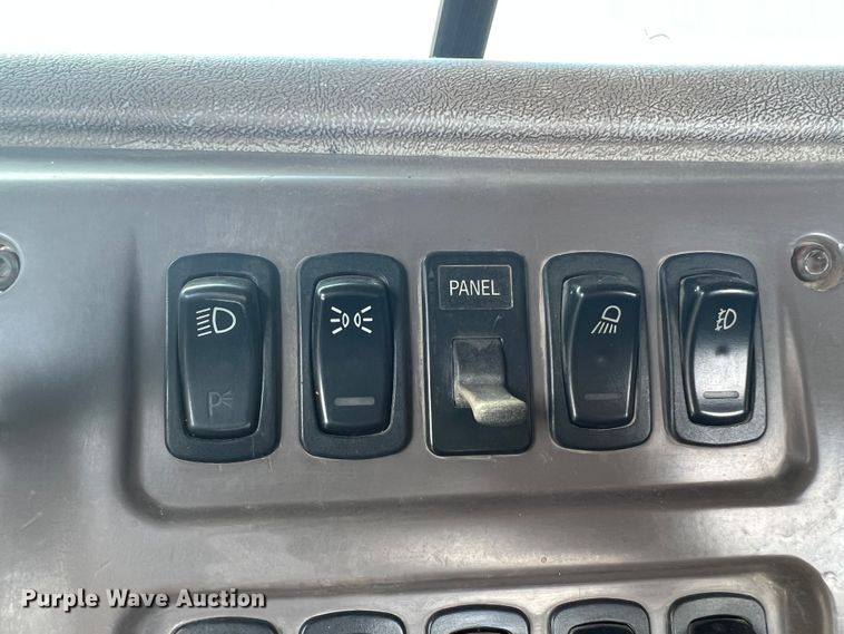 image for item MQ9813 2001 Mack CX613  semi truck