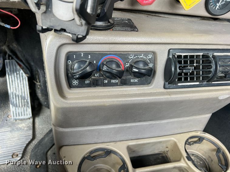 image for item MQ9813 2001 Mack CX613  semi truck