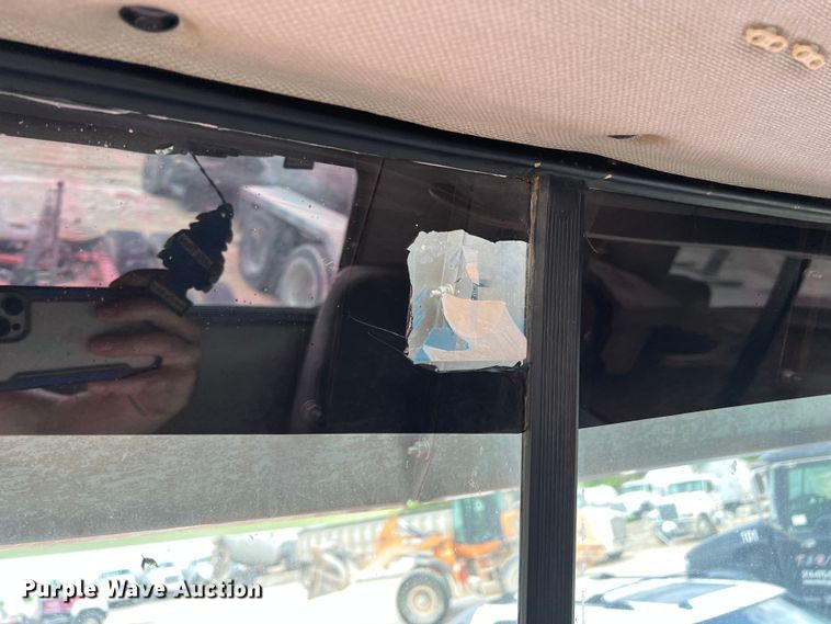 image for item MQ9813 2001 Mack CX613  semi truck