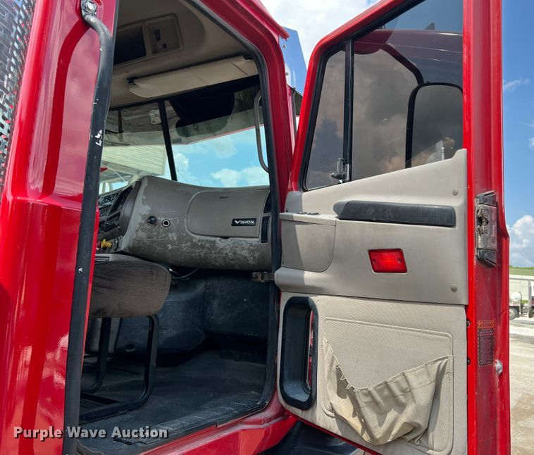 image for item MQ9813 2001 Mack CX613  semi truck