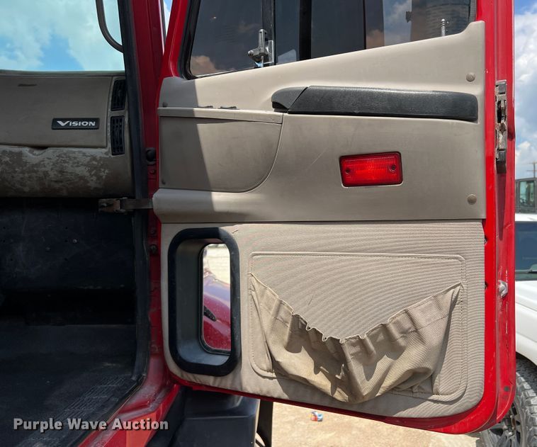 image for item MQ9813 2001 Mack CX613  semi truck