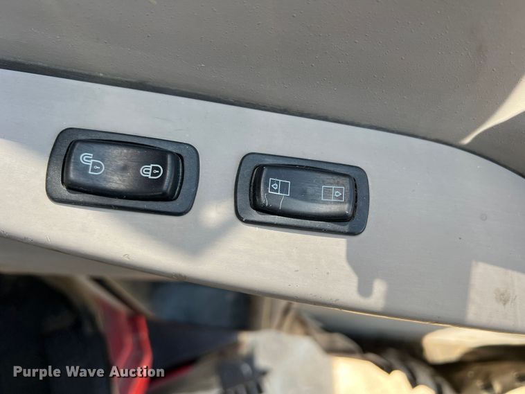 image for item MQ9813 2001 Mack CX613  semi truck