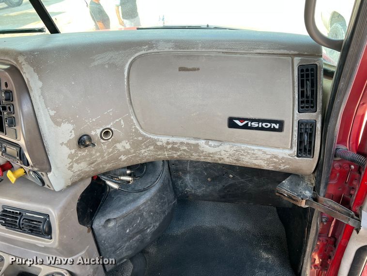 image for item MQ9813 2001 Mack CX613  semi truck