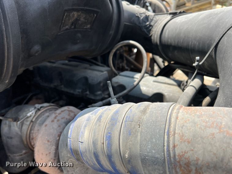 image for item MQ9813 2001 Mack CX613  semi truck