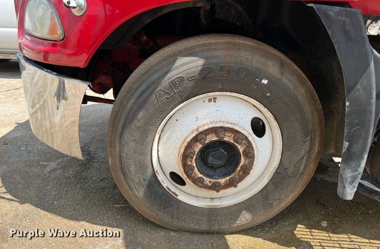 image for item MQ9813 2001 Mack CX613  semi truck