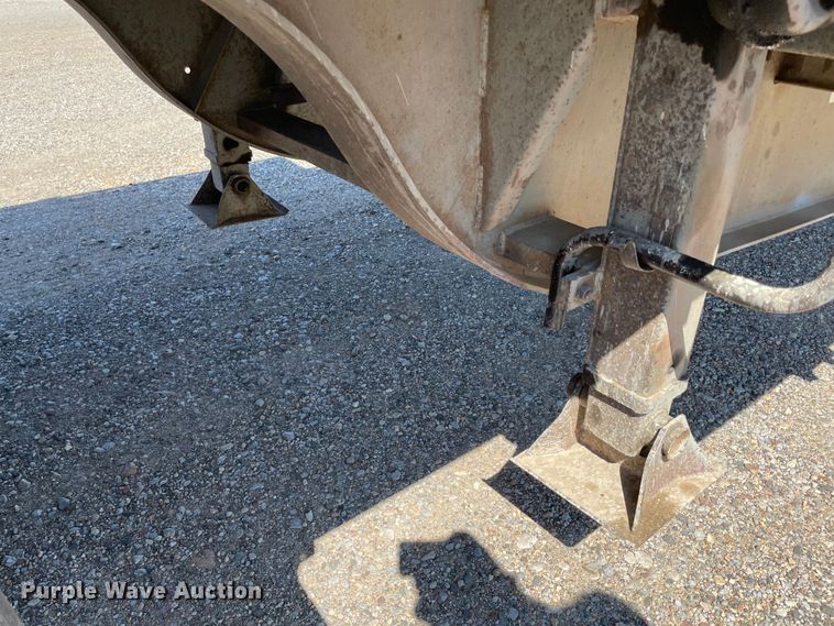 image for item MR9327 1995 Reinke drop deck trailer