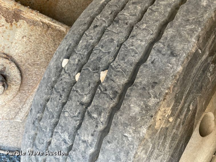 image for item MR9327 1995 Reinke drop deck trailer