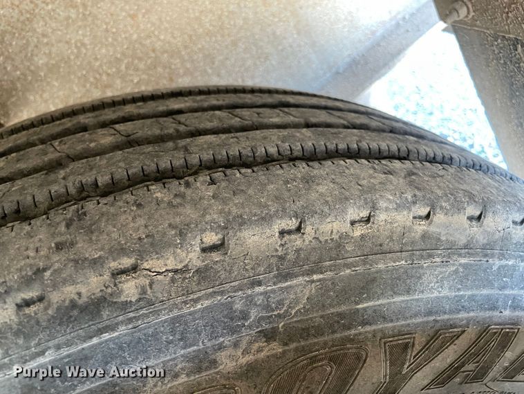 image for item MR9327 1995 Reinke drop deck trailer