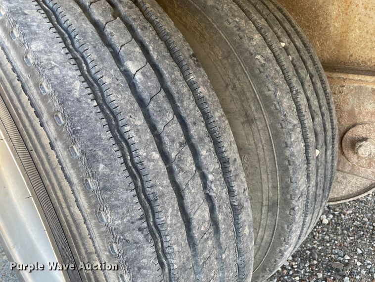 image for item MR9327 1995 Reinke drop deck trailer