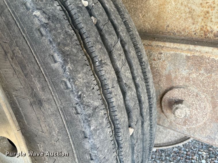 image for item MR9327 1995 Reinke drop deck trailer