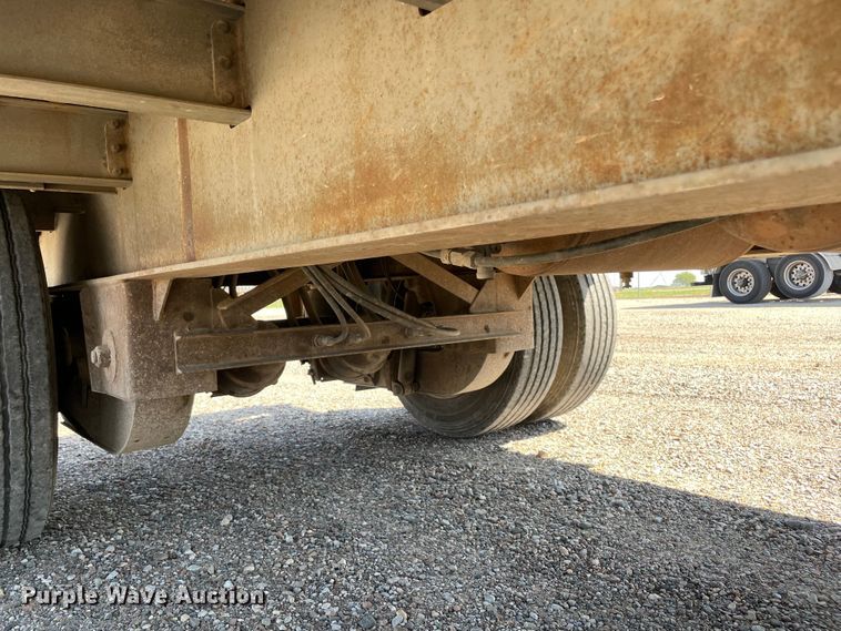 image for item MR9327 1995 Reinke drop deck trailer