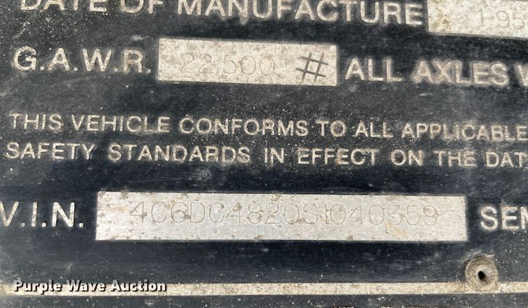 image for item MR9327 1995 Reinke drop deck trailer