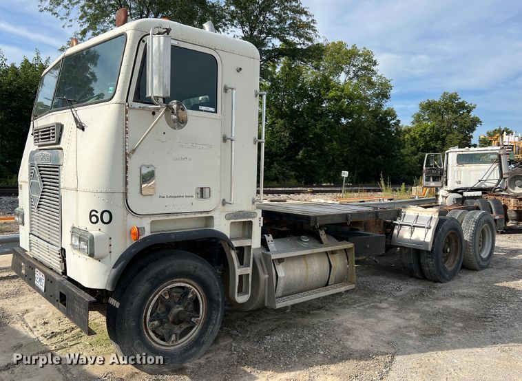 image for item MR9847 1991 Freightliner C112  truck cab and chassis