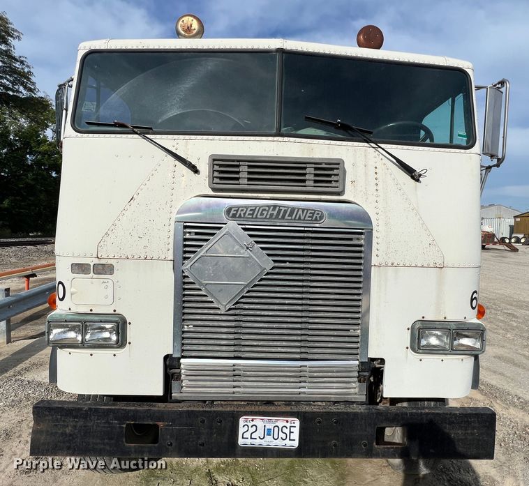 image for item MR9847 1991 Freightliner C112  truck cab and chassis