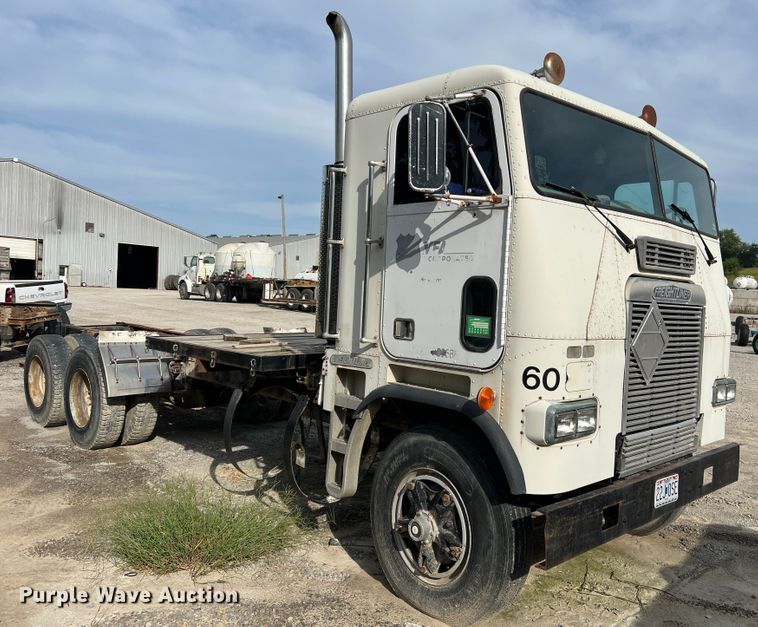 image for item MR9847 1991 Freightliner C112  truck cab and chassis