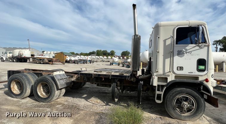 image for item MR9847 1991 Freightliner C112  truck cab and chassis