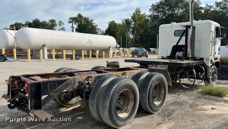 image for item MR9847 1991 Freightliner C112  truck cab and chassis