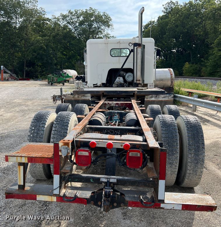 image for item MR9847 1991 Freightliner C112  truck cab and chassis