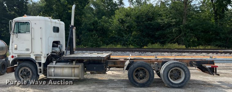 image for item MR9847 1991 Freightliner C112  truck cab and chassis
