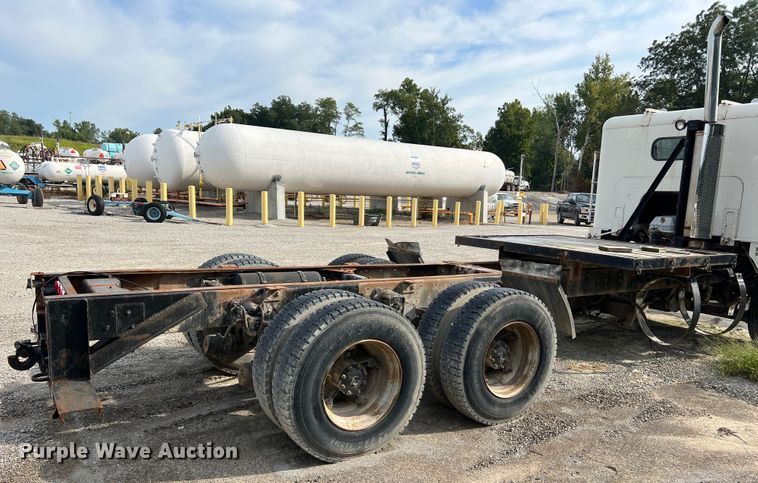 image for item MR9847 1991 Freightliner C112  truck cab and chassis