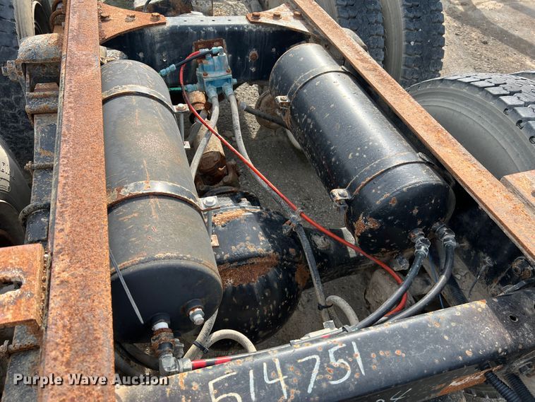 image for item MR9847 1991 Freightliner C112  truck cab and chassis