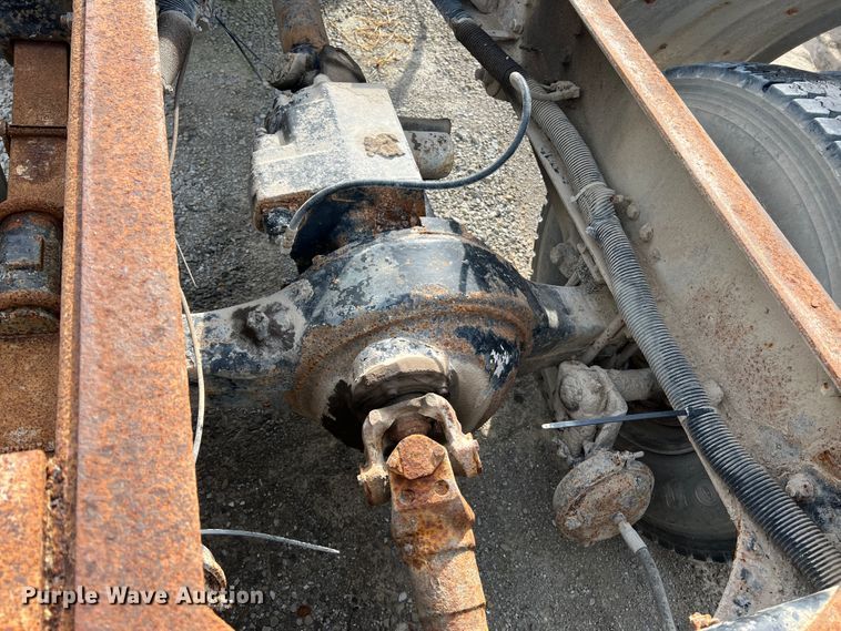 image for item MR9847 1991 Freightliner C112  truck cab and chassis