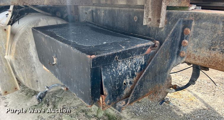 image for item MR9847 1991 Freightliner C112  truck cab and chassis