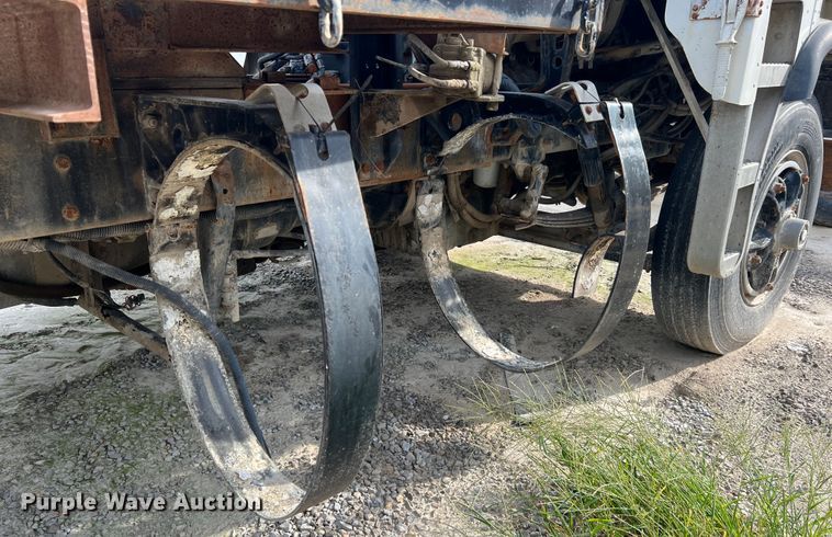 image for item MR9847 1991 Freightliner C112  truck cab and chassis