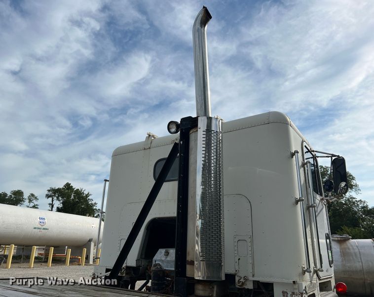 image for item MR9847 1991 Freightliner C112  truck cab and chassis