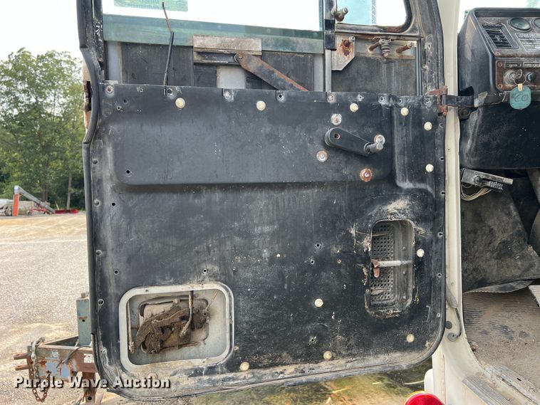 image for item MR9847 1991 Freightliner C112  truck cab and chassis