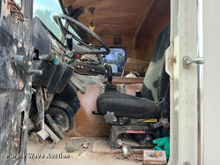 image for item MR9847 1991 Freightliner C112  truck cab and chassis