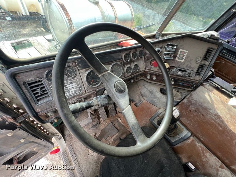 image for item MR9847 1991 Freightliner C112  truck cab and chassis