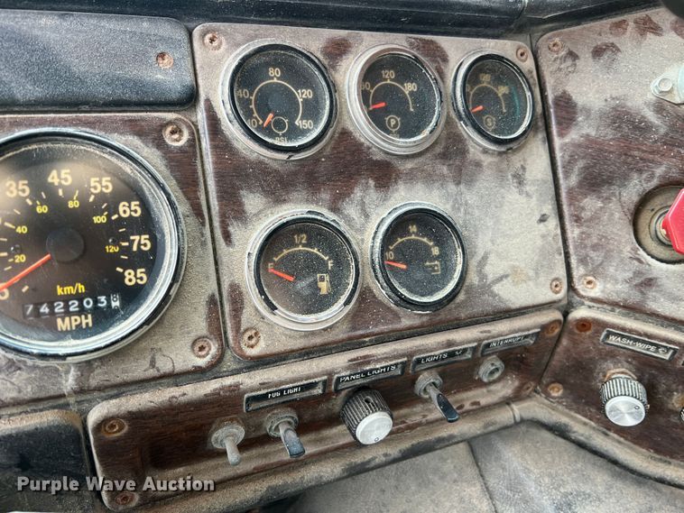 image for item MR9847 1991 Freightliner C112  truck cab and chassis