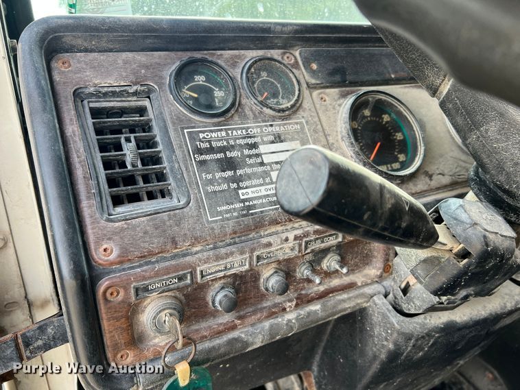 image for item MR9847 1991 Freightliner C112  truck cab and chassis