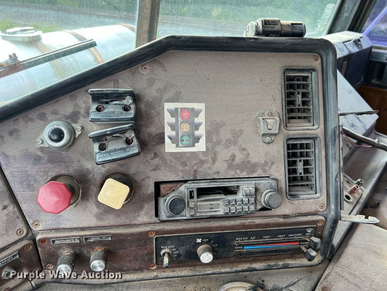 image for item MR9847 1991 Freightliner C112  truck cab and chassis