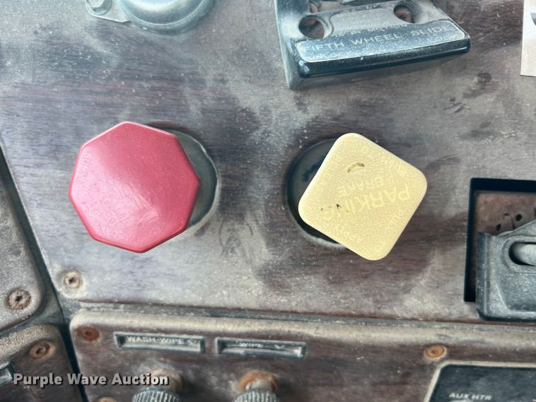 image for item MR9847 1991 Freightliner C112  truck cab and chassis