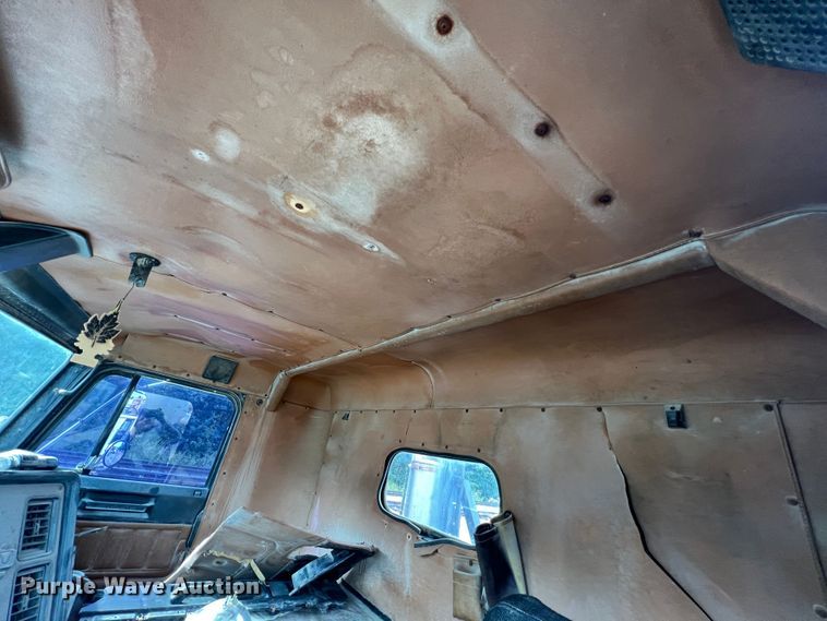 image for item MR9847 1991 Freightliner C112  truck cab and chassis