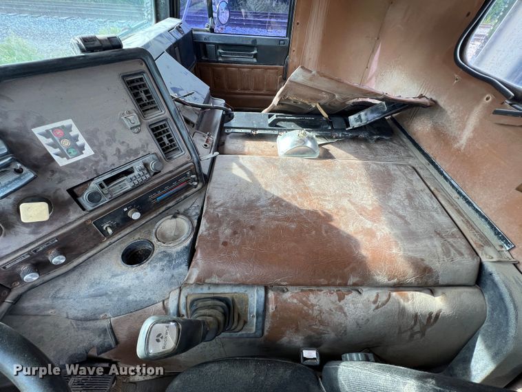 image for item MR9847 1991 Freightliner C112  truck cab and chassis